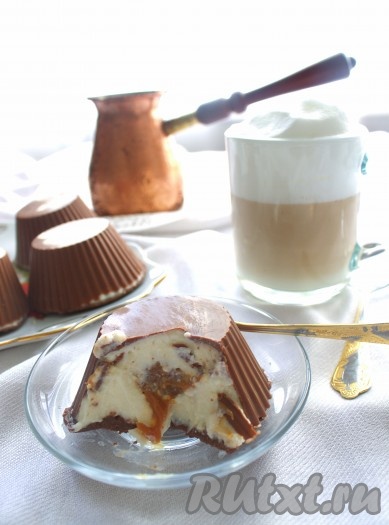 Затем аккуратно вынула застывшие глазированные сырки со сгущенкой из формочек.