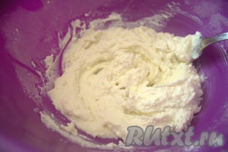 Творог смешала с размягченным сливочным маслом и сахарной пудрой до однородности.