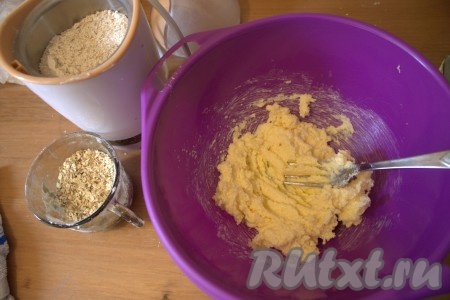 Сливочное масло нужно достать заранее, чтобы оно согрелось до комнатной температуры и стало мягким. Растереть в объёмной миске мягкое сливочное масло с сахаром с помощью вилки.