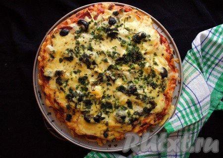 Пицца на бездрожжевом тесте получается очень вкусной и аппетитной.
