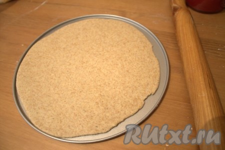 Бездрожжевое тесто разделить на 2 части (или сделать одну большую пиццу, как вам удобно). Раскатать тесто.
