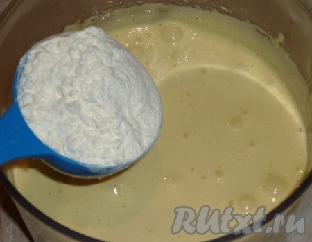 Частями всыпать просеянную муку, вмешивая её лопаткой (или ложкой) аккуратными и уверенными движениями. Бисквитное тесто должно получиться однородным, воздушным, в меру густым.
