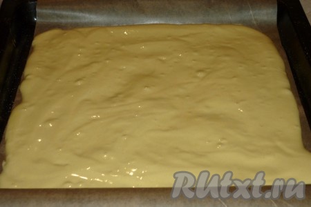 Затем аккуратно вылить на пергамент с вишенками бисквитное тесто и поставить в разогретую до 180 градусов духовку на 15-20 минут.