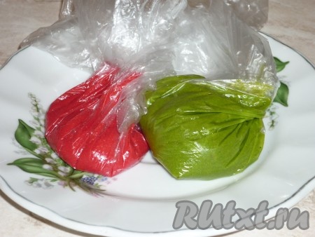 Я на поверхности бисквита рисовала вишенки, поэтому разводила краску двух цветов (зелёную - для листиков и веточек, красную - для ягодок). В отдельные тарелочки отложить по 1-1,5 столовых ложки теста, добавить красители (количество красителя добавляйте, исходя из инструкции к красителям и в зависимости от интенсивности цвета, который хотите получить, но и много красителя добавлять не нужно). Хорошо перемешать и добавить в каждую тарелку по 1 чайной ложке муки, перемешать. Когда тесто будет однотонного красивого цвета, разложить его по небольшим пакетикам.