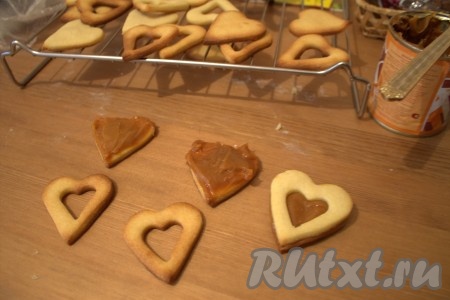 Склеила печенье "Сердечки" вареной сгущенкой.
