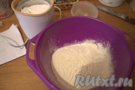 В миску просеяла муку, добавила соль, сахарную пудру, все хорошо перемешала.
