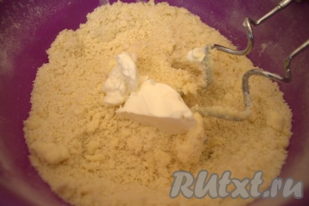 Добавила сыр и ванилин (по вкусу) и еще перемешала в течение 30 секунд.