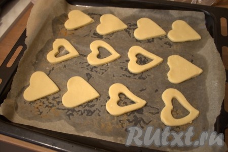 Выпекала на противне, застеленном бумагой, до готовности.
