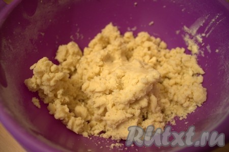 Добавила сыр и ванилин (по вкусу) и еще перемешала в течение 30 секунд.