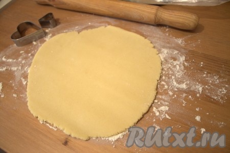 Затем разогрела духовку до 190-200 градусов. Тесто раскатала на столе, присыпанном мукой.
