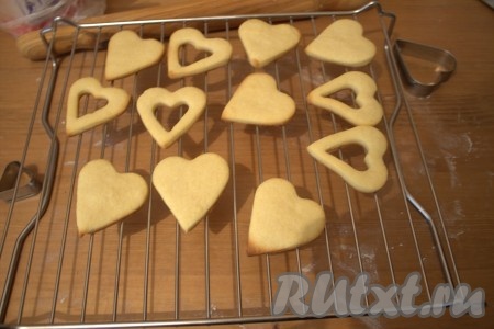 Затем готовое печенье немного остудила на решетке.
