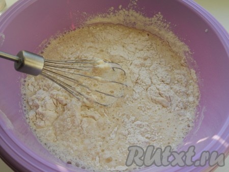 Всыпать постепенно просеянную муку, продолжая взбивать, замесить тесто (возможно нужно будет добавить немного жидкости, тесто должно быть не слишком редким, но и не густым).