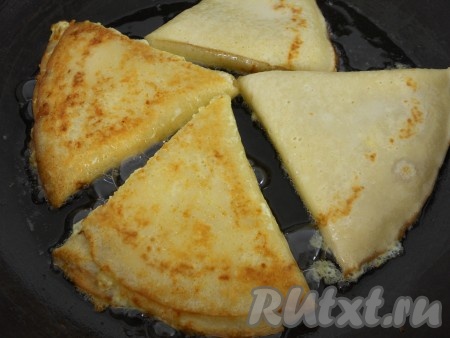 Сразу же выкладывать на разогретую с растительным маслом сковороду. Обжарить с двух сторон до румяной корочки.