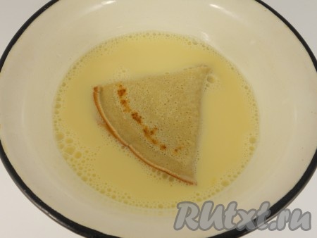 Приготовить кляр: для этого взбить венчиком яйцо и молоко. Обмакнуть каждый бендерик в кляр с двух сторон.