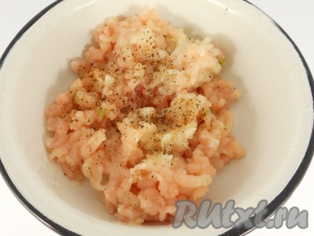 Для начинки: куриное филе перекрутить на мясорубке вместе с луком. Посолить и поперчить по вкусу, влить воду и сливки, хорошо перемешать.