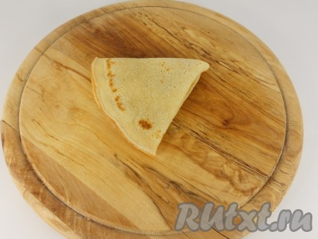 Затем другой край блина также сложить сверху. Получается треугольник.