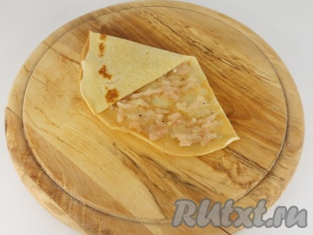 Складывать блин сначала треугольником до половины.