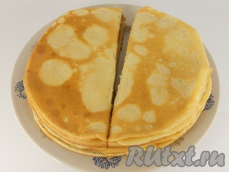 Сложить все блины стопкой, затем разрезать их все пополам.