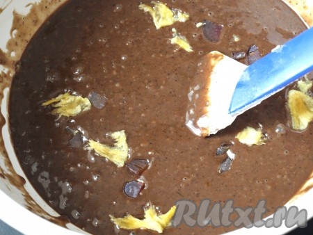 Добавить в эту массу цукаты, хорошо перемешать. Я использовала цукаты из маракуйи и папайи.