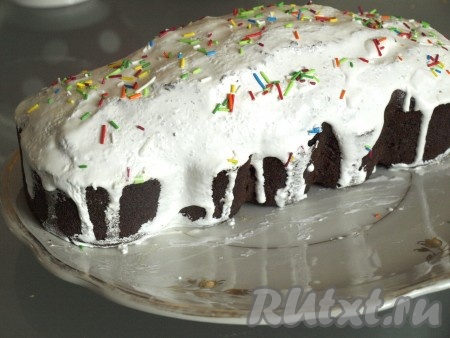 Тесто, выложенное в форму для выпечки, выпекать 45-50 минут в разогретой духовке при температуре 180 градусов (до сухой лучины). Кекс остудить в форме, а затем вынуть и смазать глазурью (глазурь я использовала готовую).