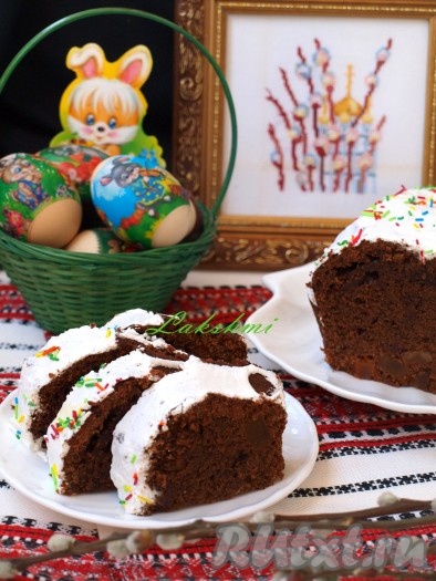 Посыпать сверху вкусный пасхальный кекс кондитерской посыпкой.