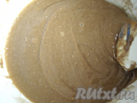 Взбить с сахаром и яйцами все жидкие ингредиенты, пока сахар не растворится. Постепенно добавить муку, смешанную с какао, разрыхлителем, ванильным сахаром и солью.