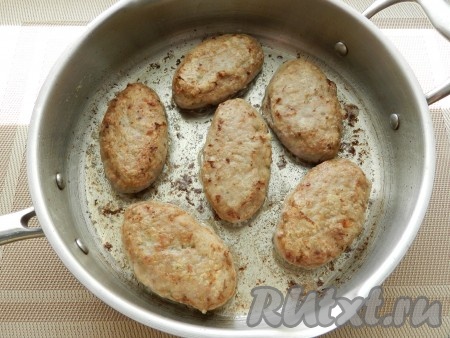 В сковороде разогреть растительное масло, выложить котлеты и обжарить их с двух сторон до золотистой корочки. Затем влить в сковороду немного горячей воды, накрыть крышкой и довести котлетки до готовности на медленном огне в течение 20 минут.