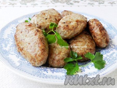 Аппетитные, вкусные, сочные котлеты, приготовленные из говядины с картошкой, к столу подавать горячими, дополнив гарниром или салатом.