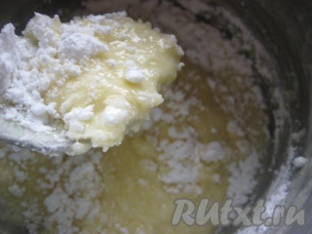 Для приготовления крема взбить миксером сливочное масло, растительное масло, жидкий мед, ванилин, ром (у меня был виски) до однородной массы.
