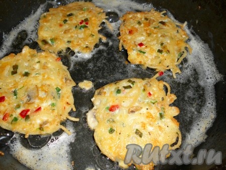 Обжарить на среднем огне с двух сторон, до красивой румяной корочки.