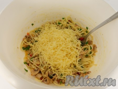 Шампиньоны мелко порезать и также отправить к остальным продуктам. Посолить, поперчить, добавить специи и хорошо все перемешать. Дать постоять 10-15 минут для того, чтобы грибы немного обмякли и лучше соединились с остальными ингредиентами. После этого добавить натертый на мелкой терке сыр.