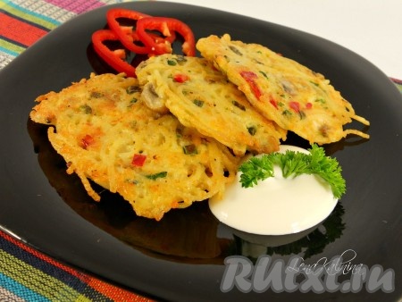 Оладьи из спагетти с грибами, зеленью и сыром