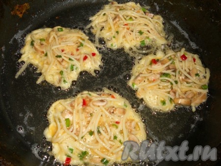 Снова все хорошенько перемешать (лучше это делать вилкой). Сковороду разогреть с растительным маслом. Выкладывать спагетти ложкой в масло, как обычные оладьи.