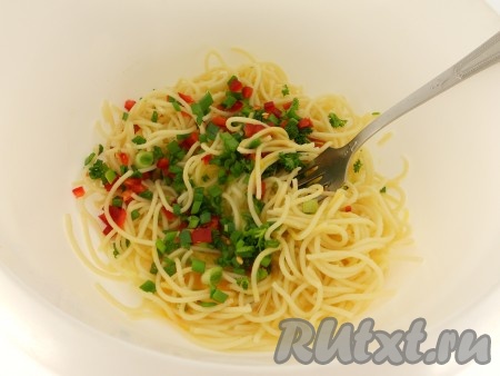 Перец болгарский порезать маленькими кубиками, зелень измельчить и добавить к спагетти.