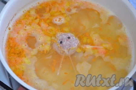 Осьминожек тоже отправить в суп. Варить еще 5-7 минут до готовности.&nbsp;
