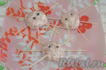 В каждую фрикадельку вставить по 2 горошины черного перца - глазки. Спагетти сломать пополам, вставить в фрикадельку - ножки.
