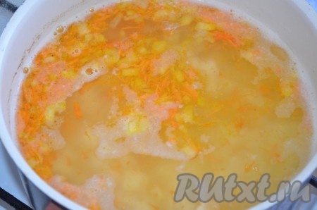 Воду или бульон вскипятить, посолить, закинуть картошку. Варить 5 минут. Добавить поджарку.
