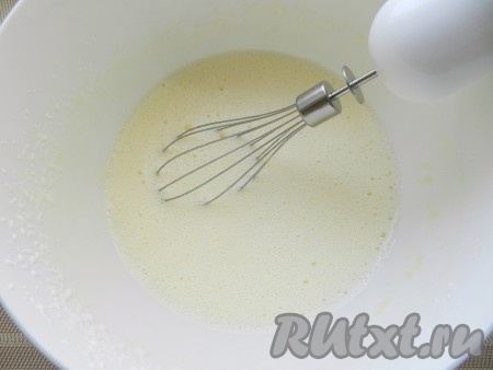 Добавить сметану и снова взбить.