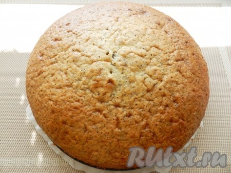 Готовый корж полностью остудить в форме, затем вынуть из нее.