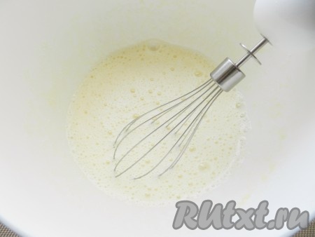 Взбить яйца с сахаром.