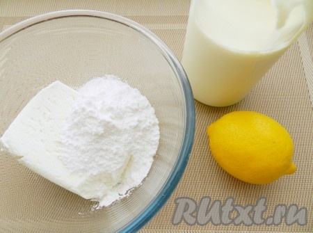 Приготовить крем для макового торта. Для этого соединить творог с сахарной пудрой и сметаной.