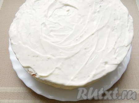Промазать кремом каждый корж, верх и бока торта. В таком виде убрать торт в холодильник на ночь для пропитки.