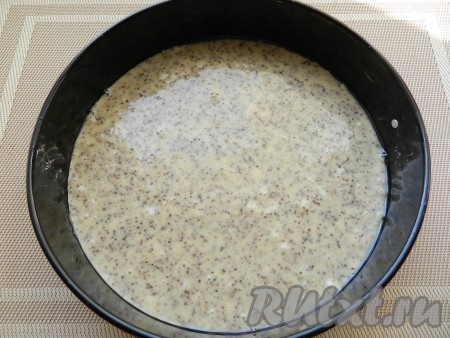 Добавить в тесто маковую начинку, хорошо перемешать. Если у вас нет готовой маковой начинки, возьмите 0,5 стакана мака, залейте кипятком и оставьте на 30 минут. Затем слейте полностью воду, мак обсушите и разотрите в блендере с сахаром по вкусу.

Тесто выложить в смазанную форму для выпечки и поставить в разогретую до 180 градусов духовку. Выпекать 30-40 минут. Готовность проверить сухой деревянной шпажкой.