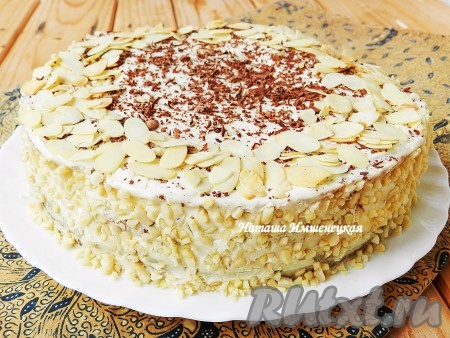 Перед подачей украсить торт по своему вкусу. Для украшения макового торта я использовала крошку, хлопья миндаля и черный шоколад. 