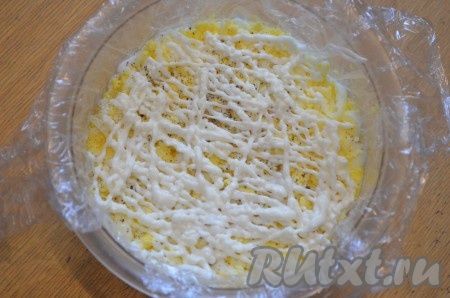 Сверху выложить натёртые яйца, утрамбовать немного с помощью ложки, слегка присолить, смазать майонезом.