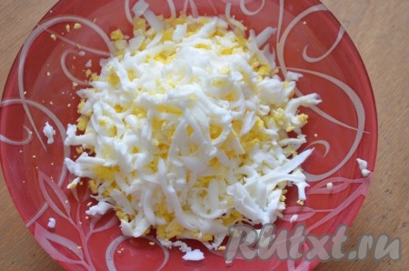 Заранее отварить морковь в кожуре до готовности (на отваривание потребуется минут 30-35 с момента закипания воды). Отдельно отварить в кожуре свеклу (на варку с момента закипания воды потребуется минут 45-60). Затем варёные овощи достать из кастрюль, в которых они варились, полностью остудить и очистить. Яйца отварить в течение 10 минут после начала кипения воды, остудить, очистить. Натереть яйца на крупной тёрке.