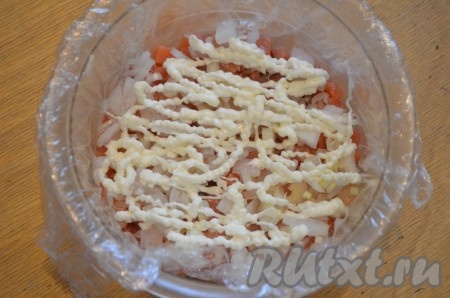 Лук очистить, мелко нарезать, разложить равномерно поверх сёмги, нанести сеточку из майонеза.