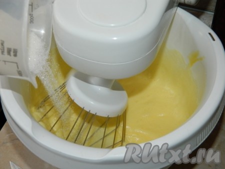 Продолжая взбивать, добавить сахар.
