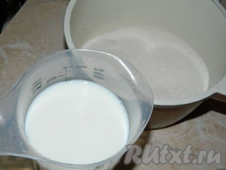 Соединить молоко, ванилин и сахар. Нагреть.