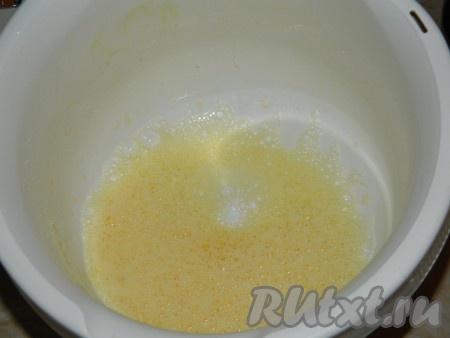 Яйца взбить.
